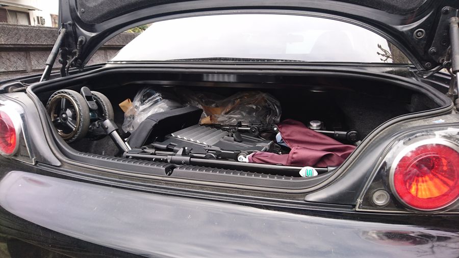 Le coffre de la Mazda RX8 avec une poussette