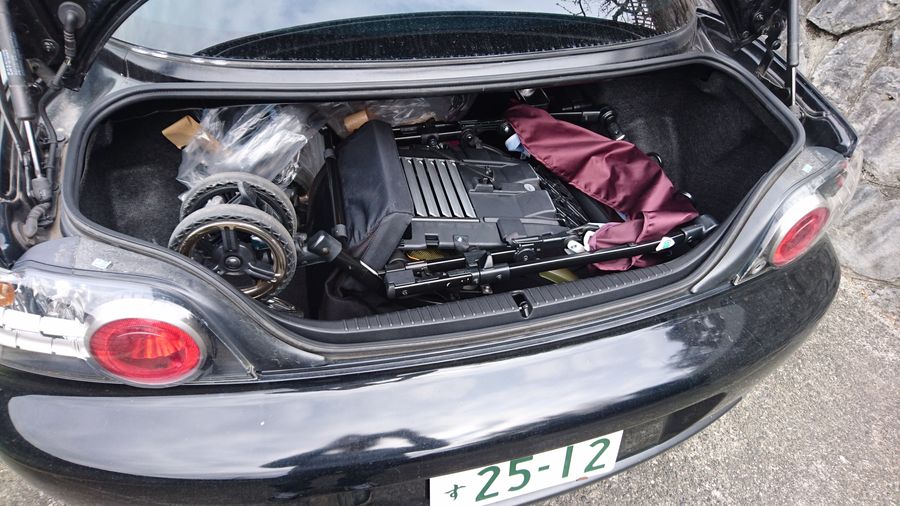 Une poussette dans une Mazda RX8